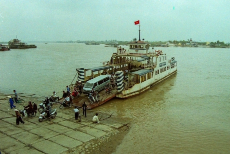 Đám cưới lãng mạn trên cầu Lạc Long